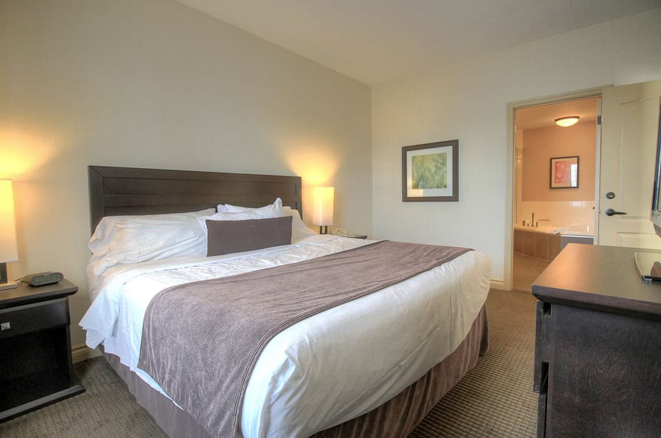 Signature Condo, 2 Bedrooms, Lake View, Lakeside | 1 bedroom, iron/ironing board, WiFi (free)