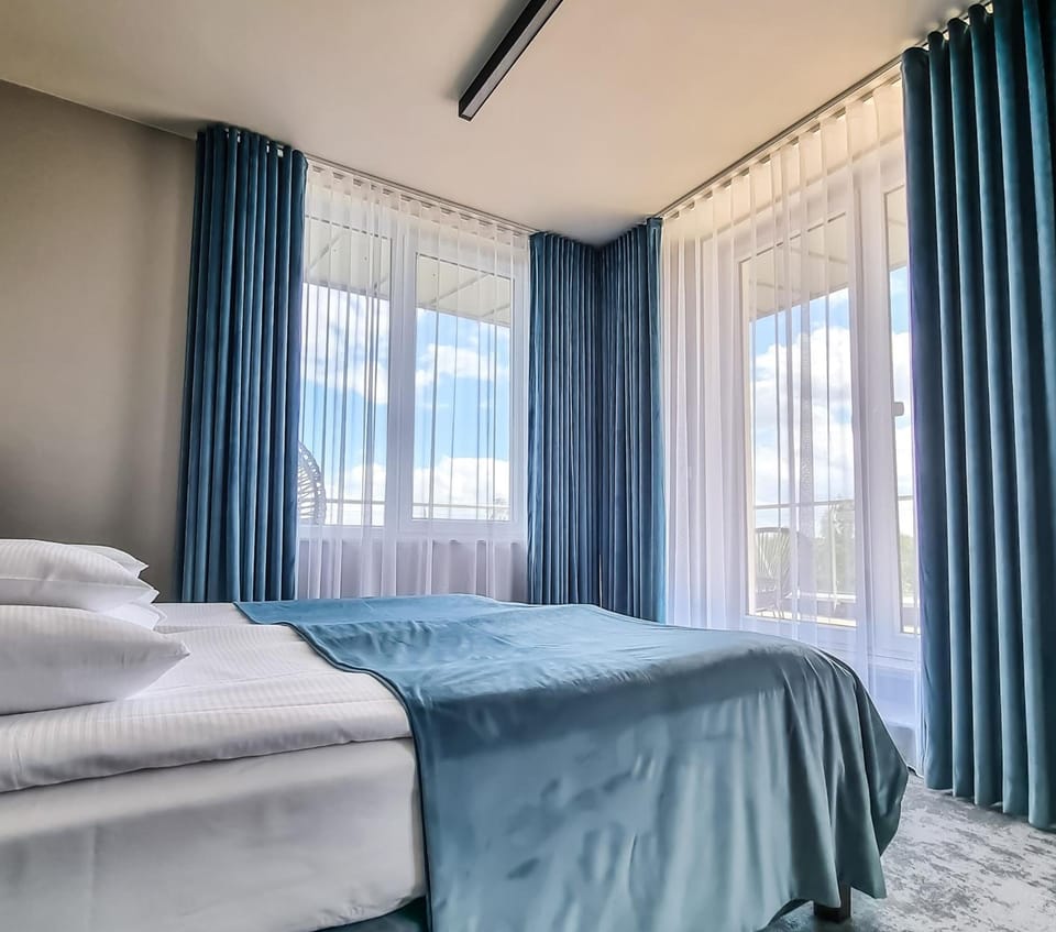 Junior Suite, Lake View | Premium bedding, desk, iron/ironing board, travel crib