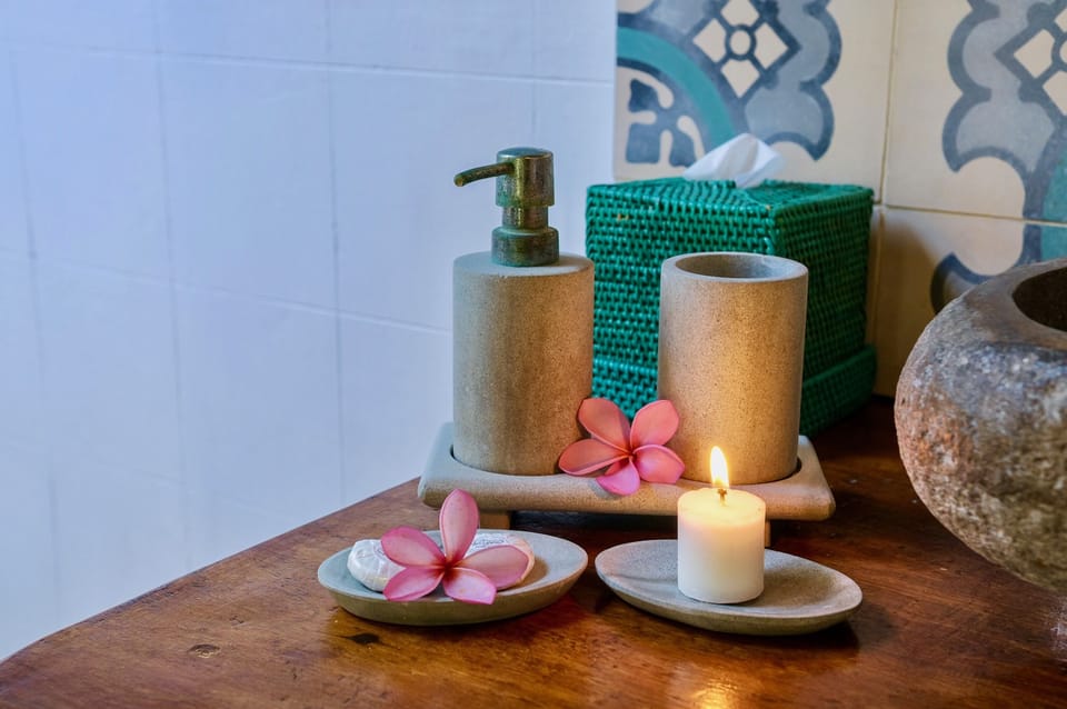 Shower, free toiletries, towels