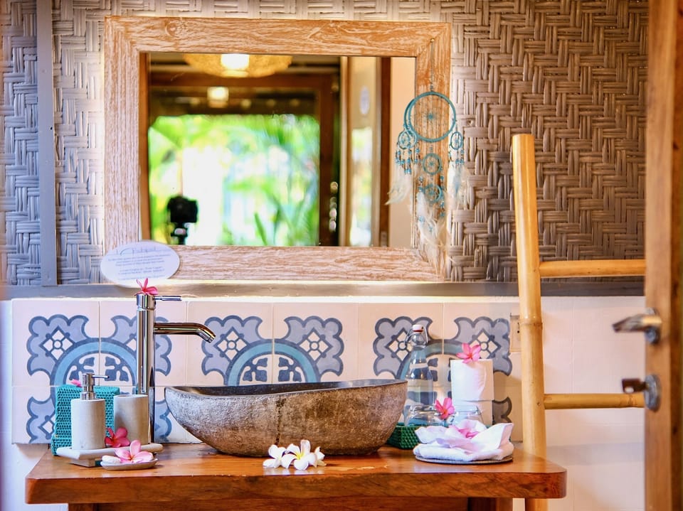 Shower, free toiletries, towels