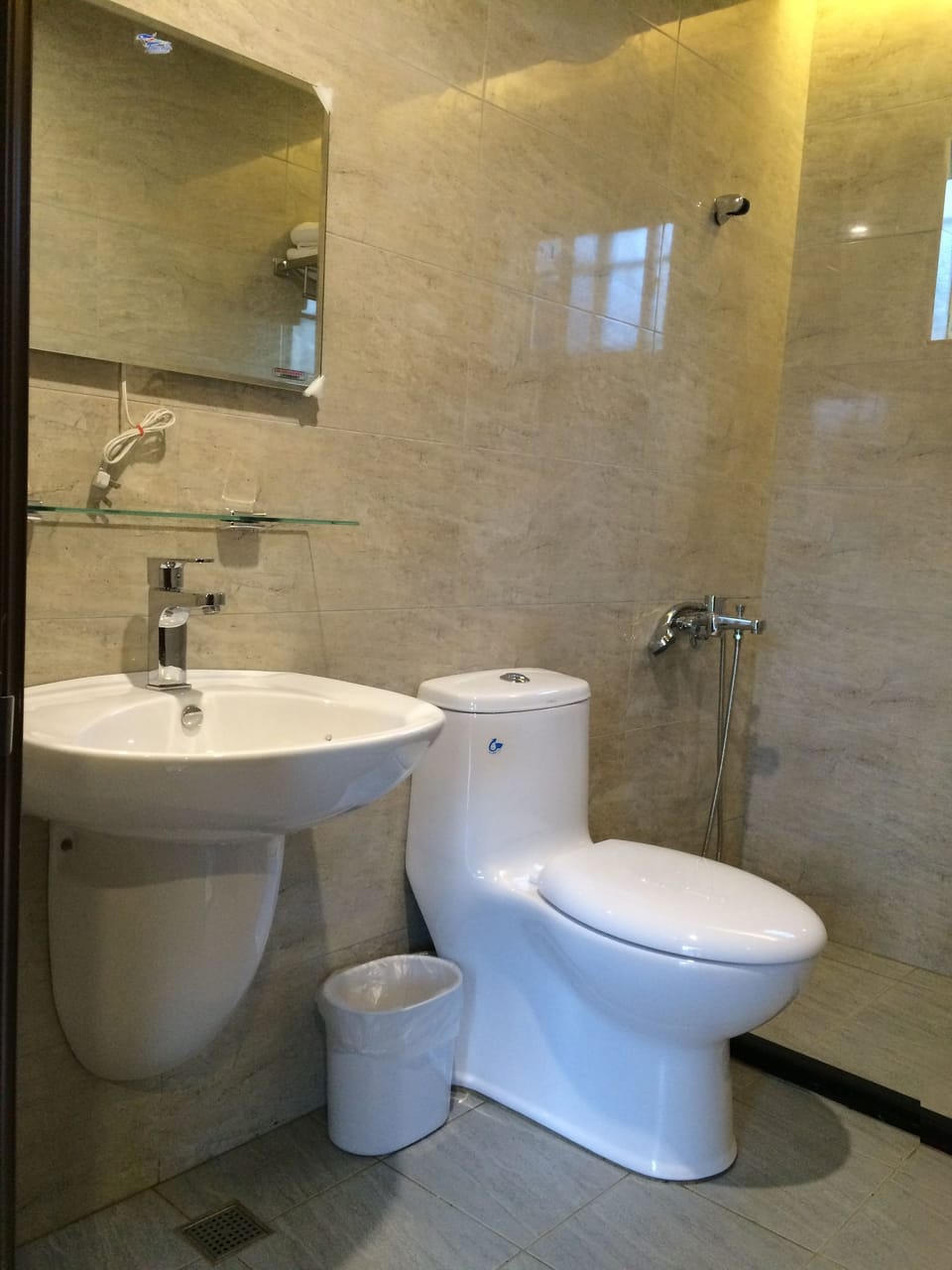 Double Room | Bathroom | Shower, free toiletries, hair dryer, towels