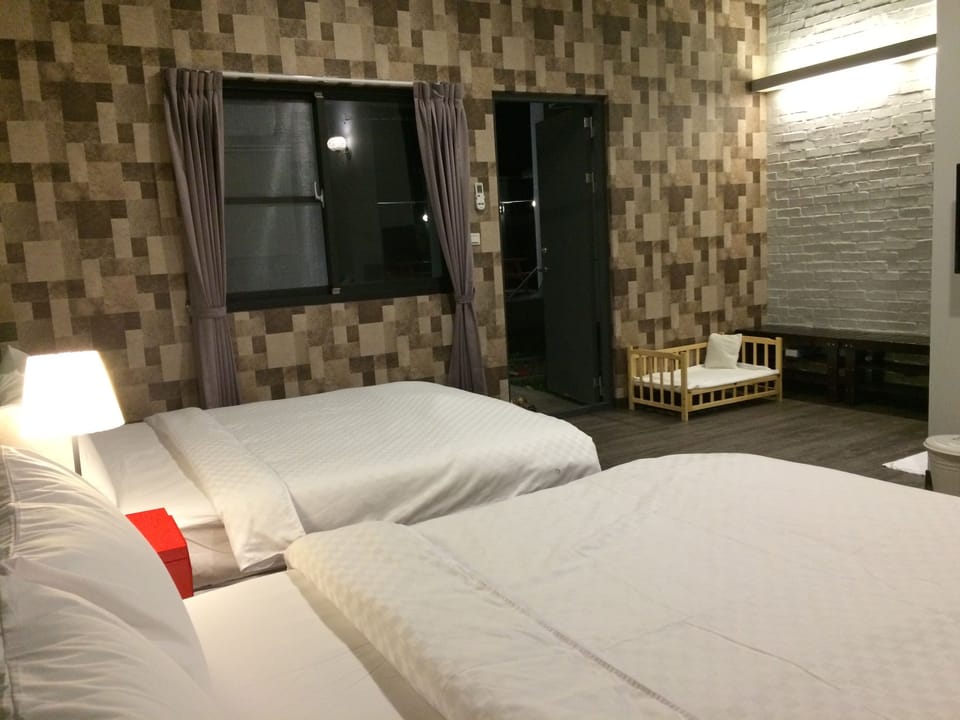 Quadruple Room | Desk, blackout drapes, rollaway beds, free WiFi