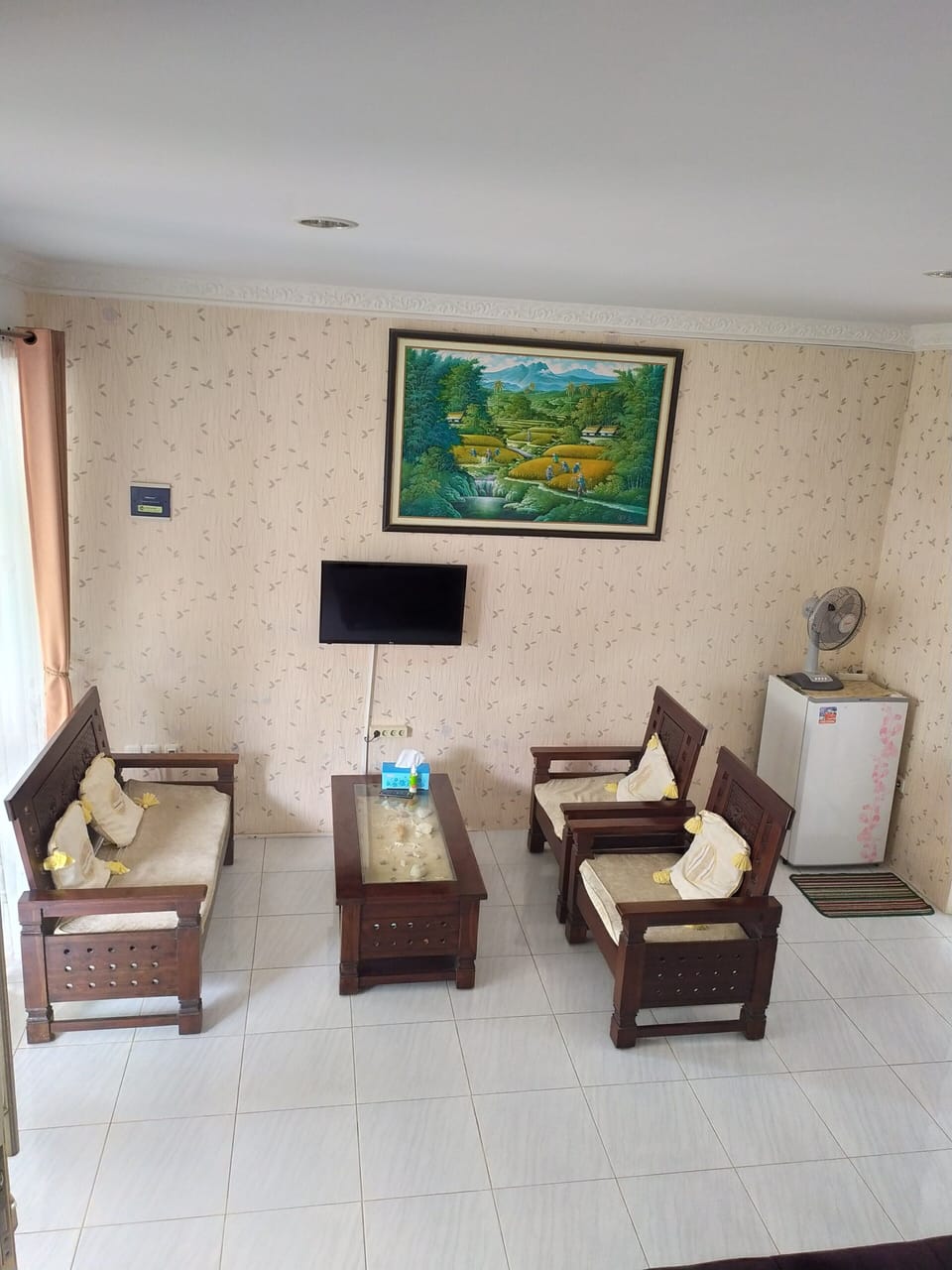 4 bedroom house | Living area | 32-inch flat-screen TV with cable channels, LCD TV