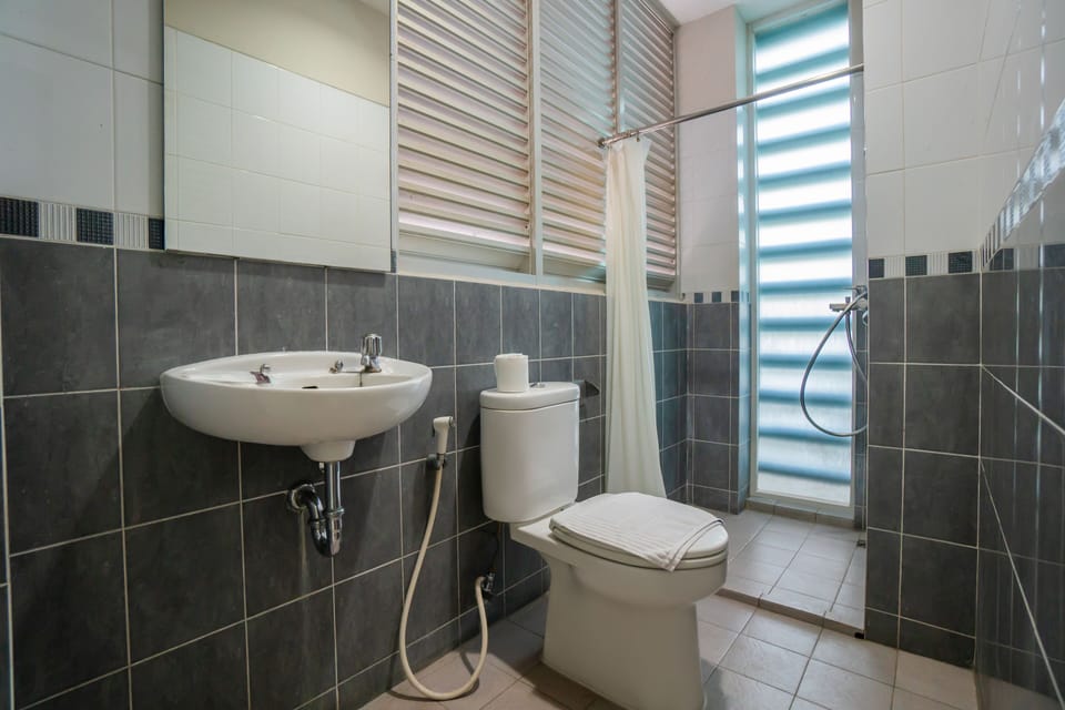 Flexi Room | Bathroom | Shower, free toiletries, slippers, towels