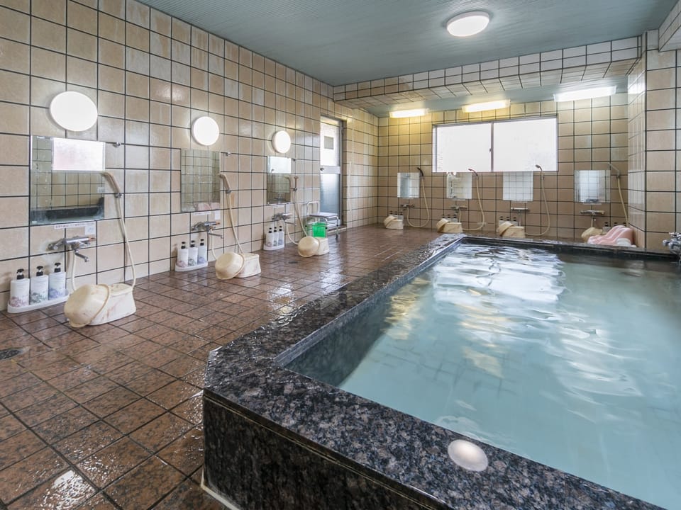 Indoor spa tub