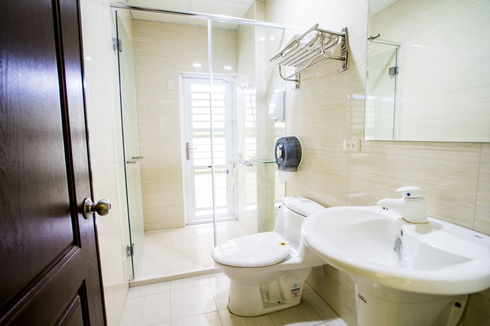 Basic Double or Twin Room | Bathroom | Shower, free toiletries, hair dryer, slippers