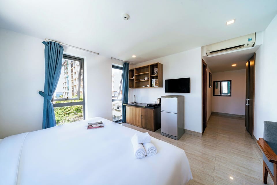 Deluxe Studio, Beachside | Blackout drapes, iron/ironing board (on request), WiFi (free)