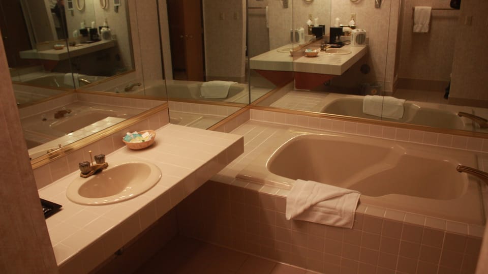 Deluxe King Bed Poolside | Bathroom | Combined shower/tub, free toiletries, hair dryer (on request), towels