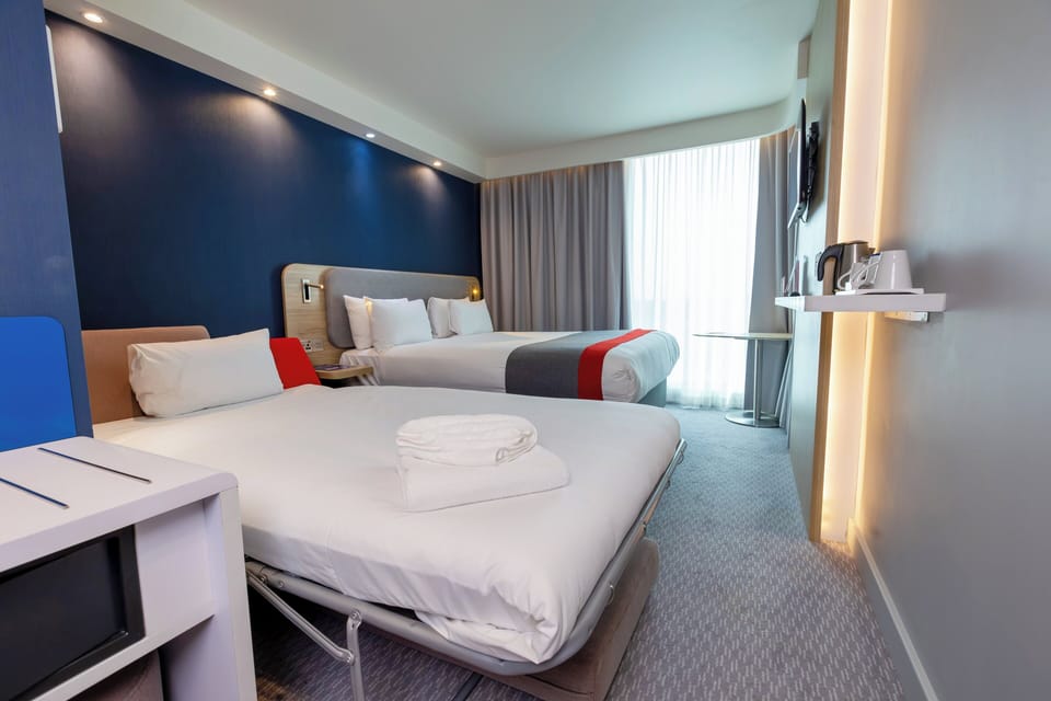 Standard Room, 1 King Bed with Sofa bed (with Free Hot Breakfast) | Hypo-allergenic bedding, in-room safe, desk, blackout drapes