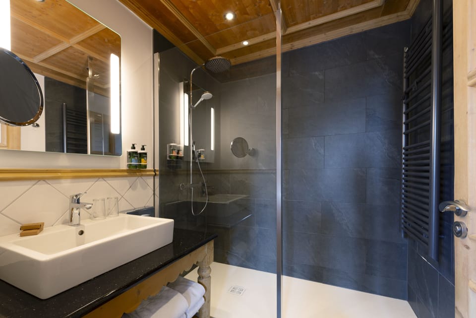 Double Room with Valley View | Bathroom | Bathrobes, slippers