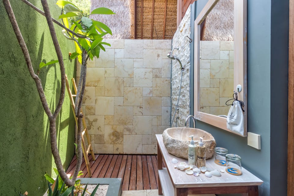 Lumbung Suite | Bathroom | Shower, free toiletries, hair dryer (on request), towels