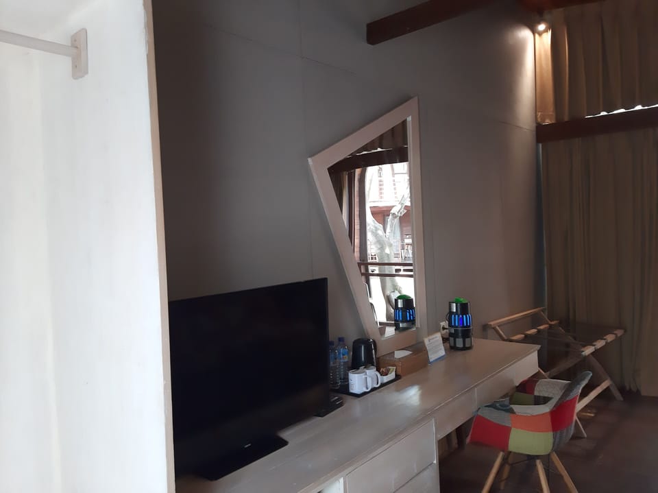 Deluxe Suite | In-room safe, desk, blackout drapes, WiFi (free)