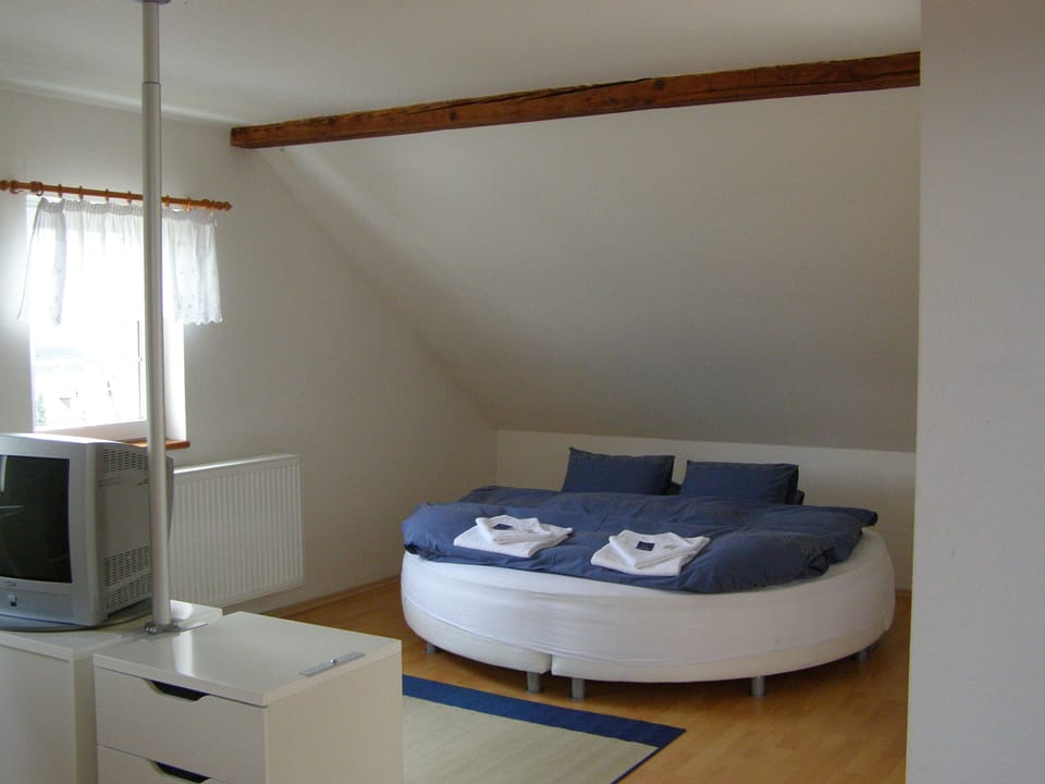 Apartment, 2 Bedrooms | Iron/ironing board, rollaway beds, free WiFi, bed sheets