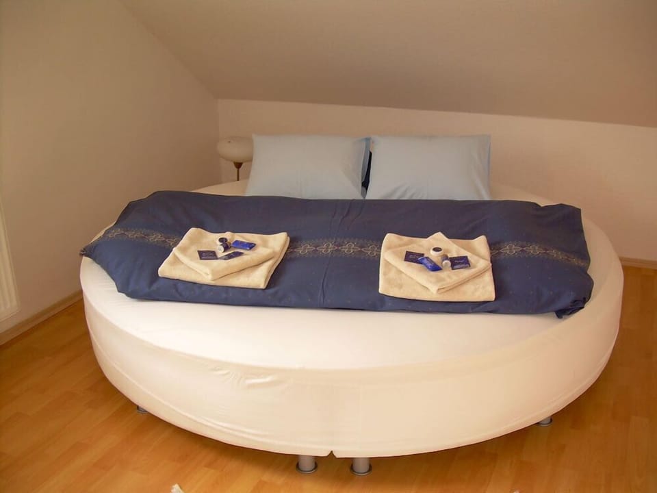 Apartment, 2 Bedrooms | Iron/ironing board, rollaway beds, free WiFi, bed sheets