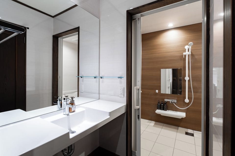 Combined shower/tub, deep soaking tub, free toiletries, hair dryer