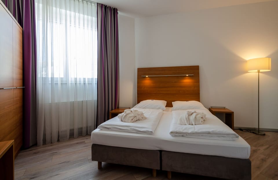 Suite | Desk, soundproofing, WiFi (free), bed sheets