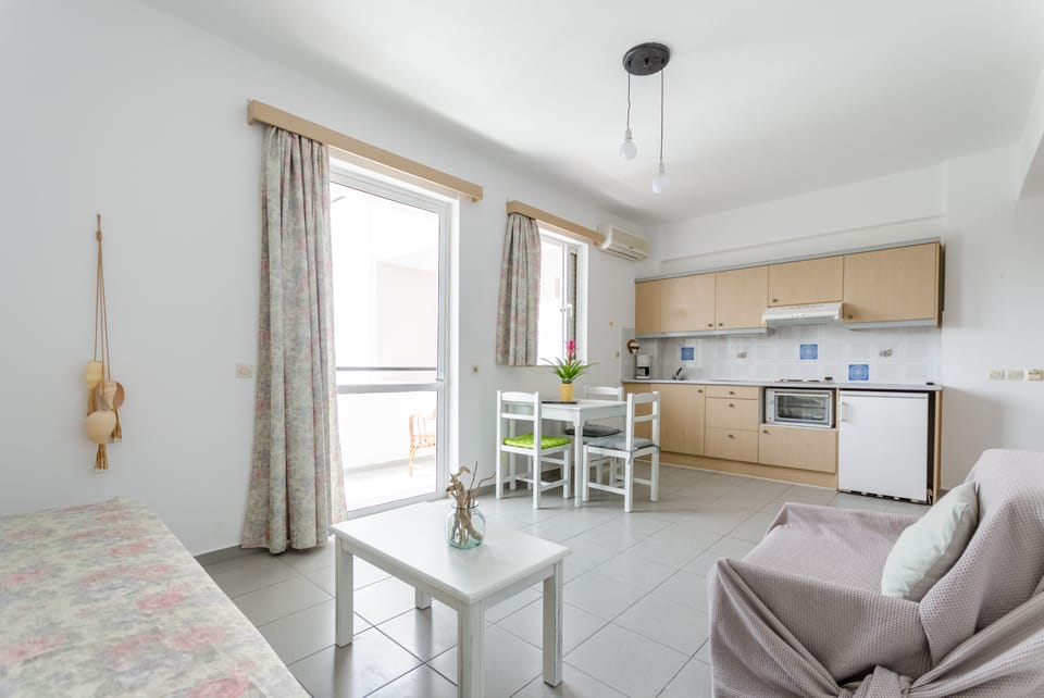 Apartment, 1 Bedroom, Mountain View | Private kitchenette | Fridge, oven, stovetop, coffee/tea maker