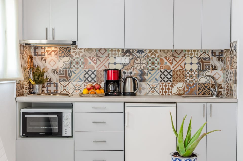 Duplex | Private kitchenette | Fridge, oven, stovetop, coffee/tea maker