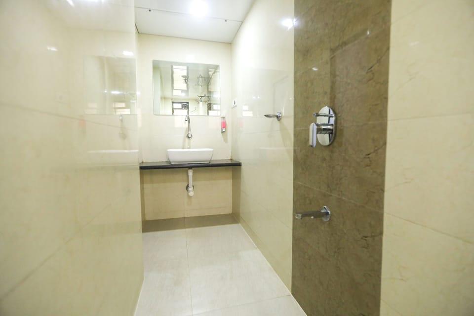 Standard Triple Room | Bathroom | Shower, rainfall showerhead, designer toiletries, towels