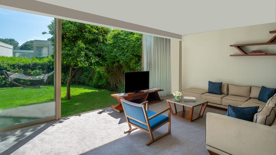 Villa, 1 King Bed (Privé) | Living area | LED TV