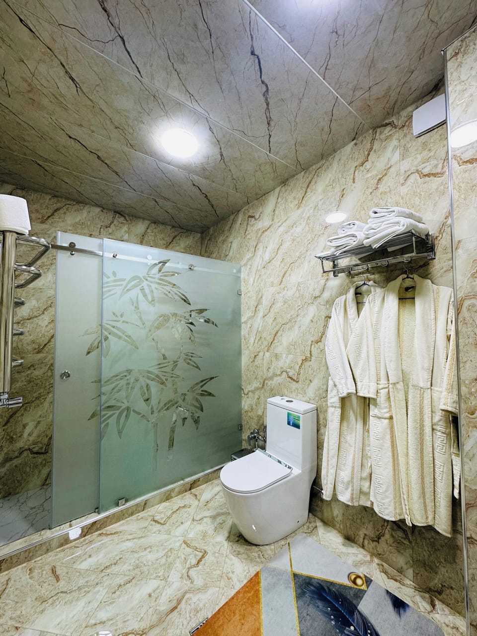 Deluxe Twin Room | Bathroom | Free toiletries, hair dryer, bathrobes, slippers