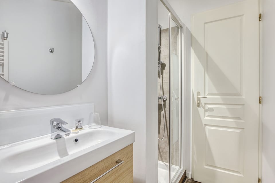 Small Attic Room | Bathroom | Shower, free toiletries, hair dryer, towels
