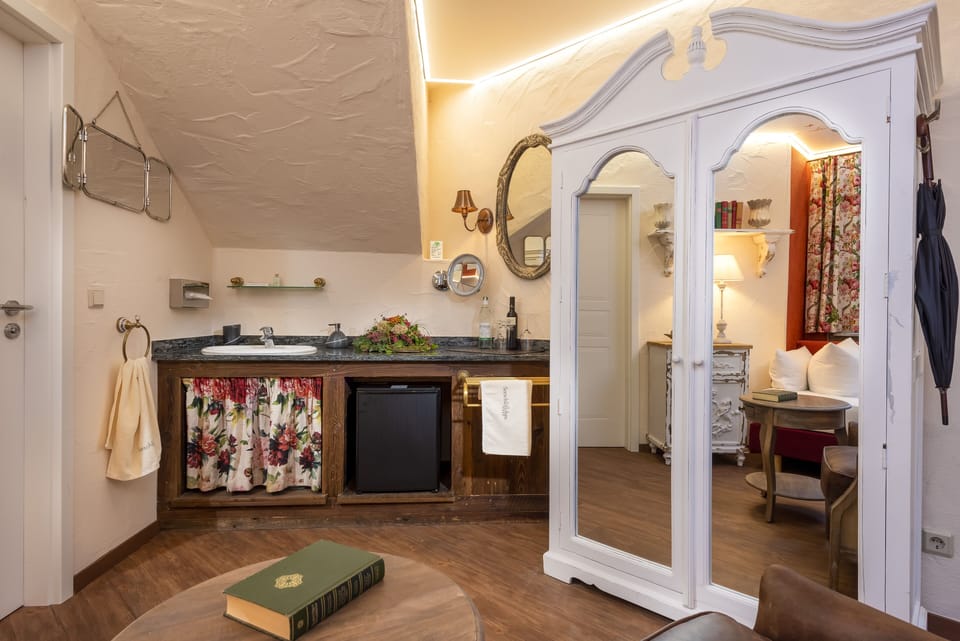 Superior Single Room, Non Smoking, Mezzanine | Bathroom | Eco-friendly toiletries, hair dryer, towels