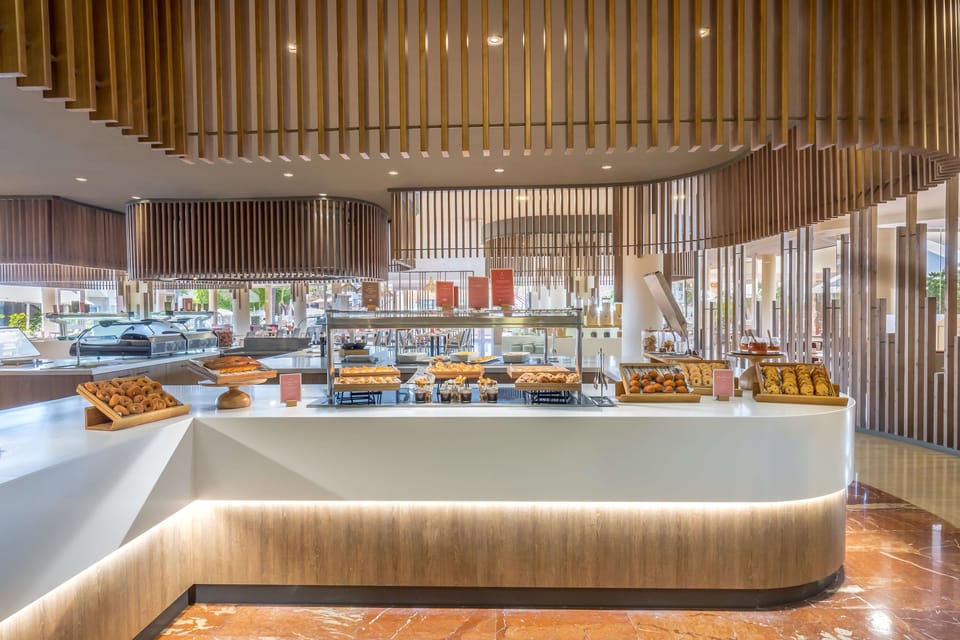 2 restaurants; breakfast, lunch, and dinner served