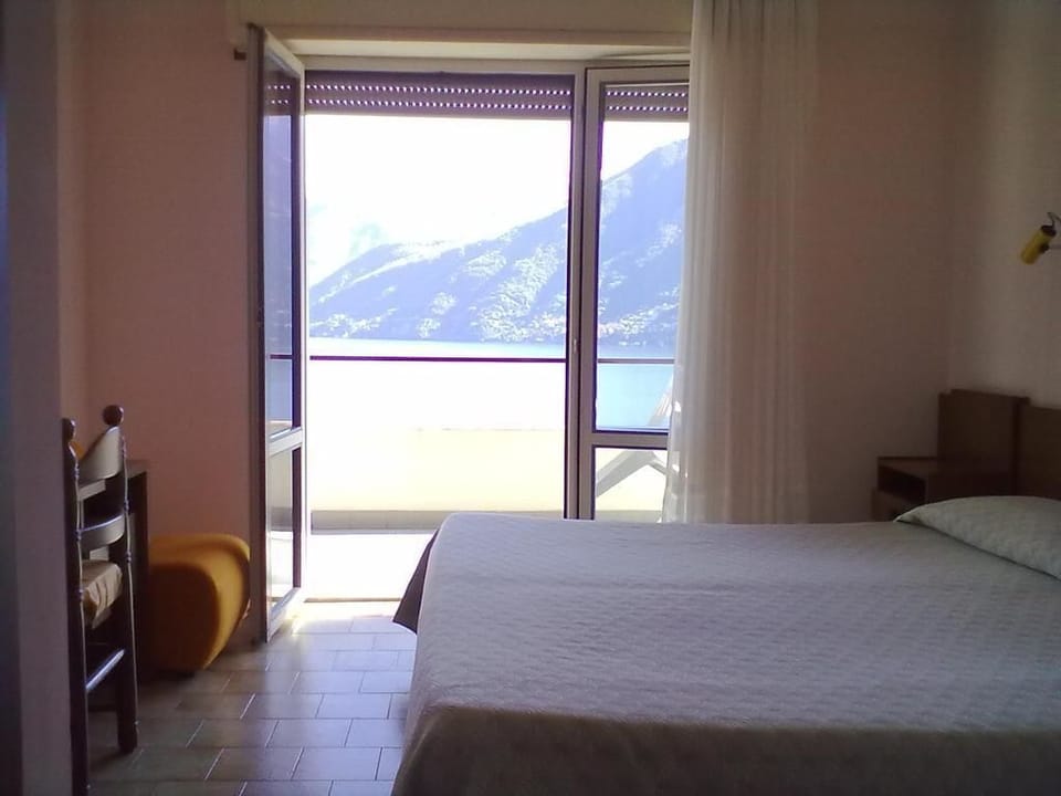 Double Room, Balcony, Lake View | Down comforters, in-room safe, desk, soundproofing