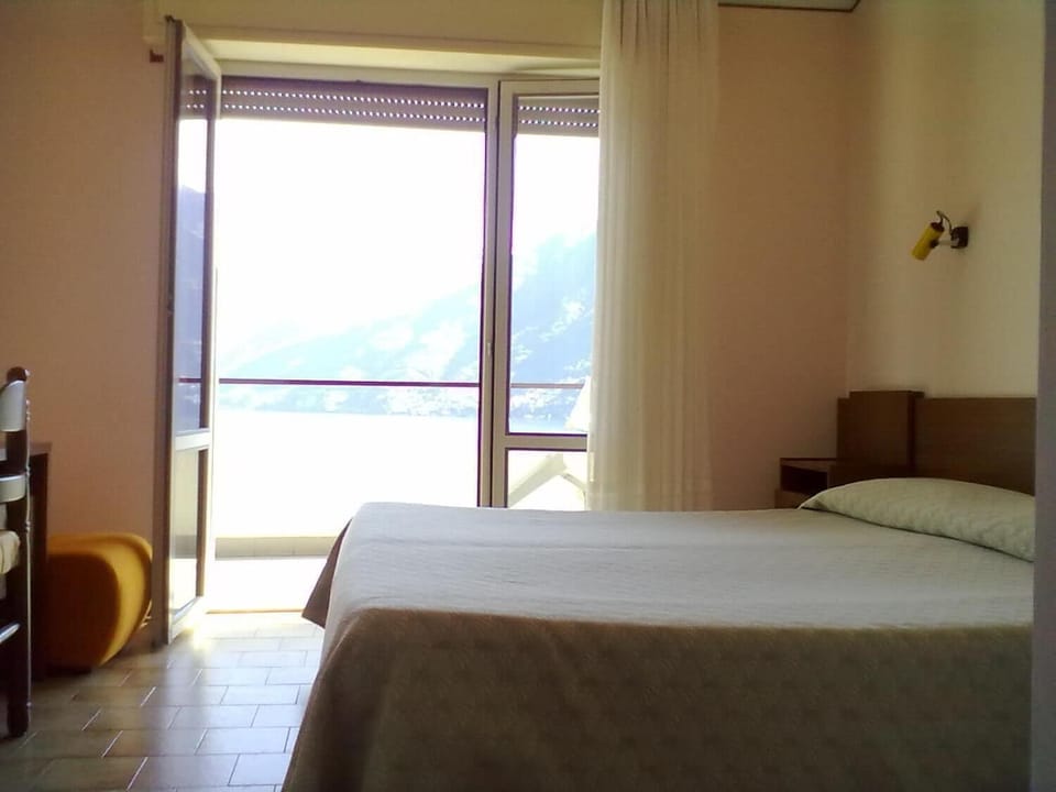 Double Room, Air conditioning | Down comforters, in-room safe, desk, soundproofing