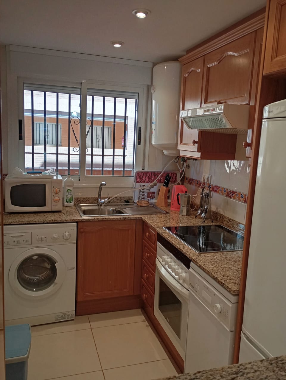 Apartment, 2 Bedrooms, Sea View (Frontales) | Private kitchen | Full-size fridge, microwave, oven, stovetop