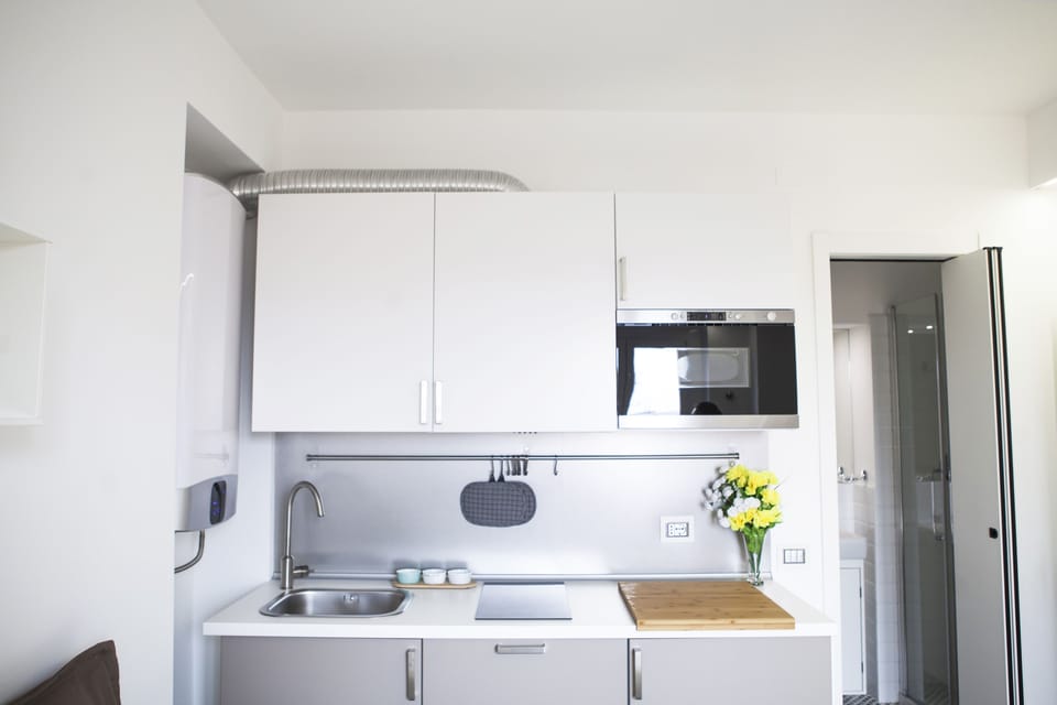 Studio | Private kitchenette | Fridge, microwave, stovetop, coffee/tea maker