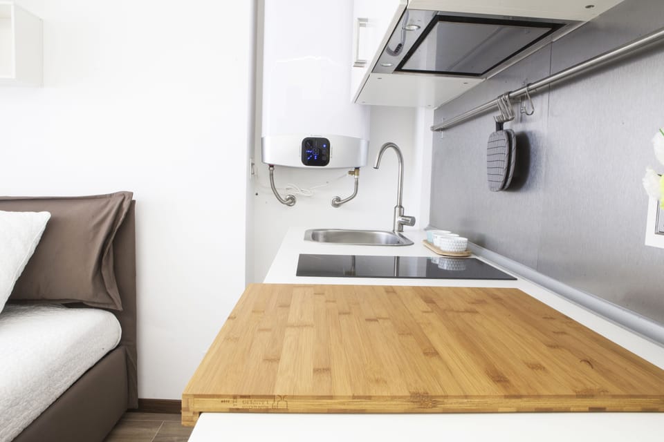 Studio | Private kitchenette | Fridge, microwave, stovetop, coffee/tea maker
