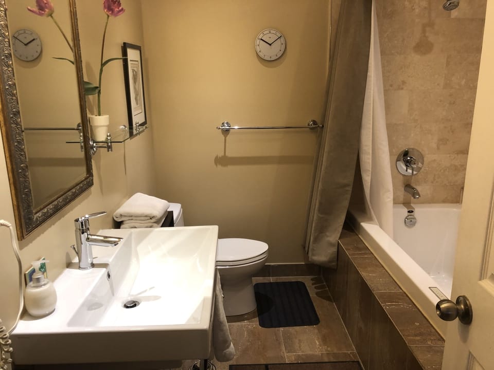 Deluxe Double Room, Ensuite, City View (The West Wing) | Bathroom | Towels