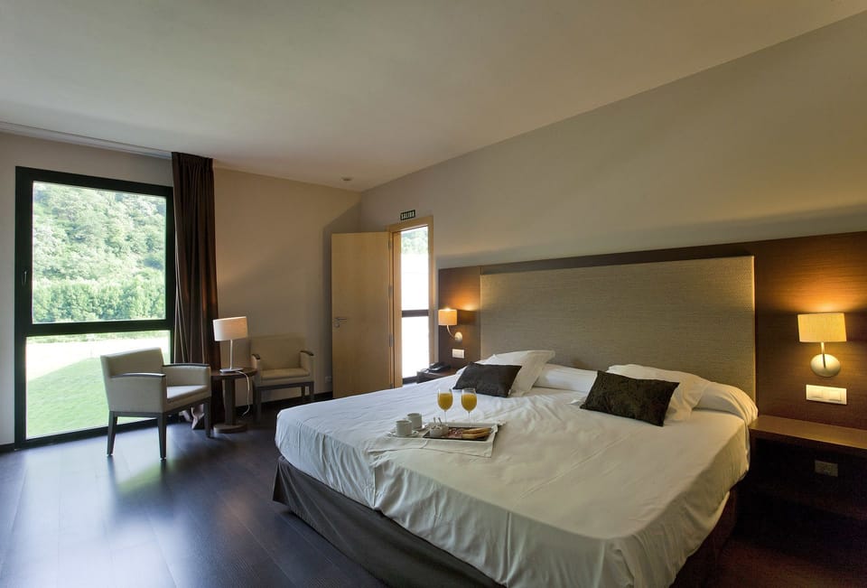 Twin Room | Minibar, in-room safe, desk, laptop workspace