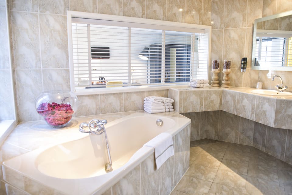 Standard Room, Annex Building | Bathroom | Shower, free toiletries, towels, soap