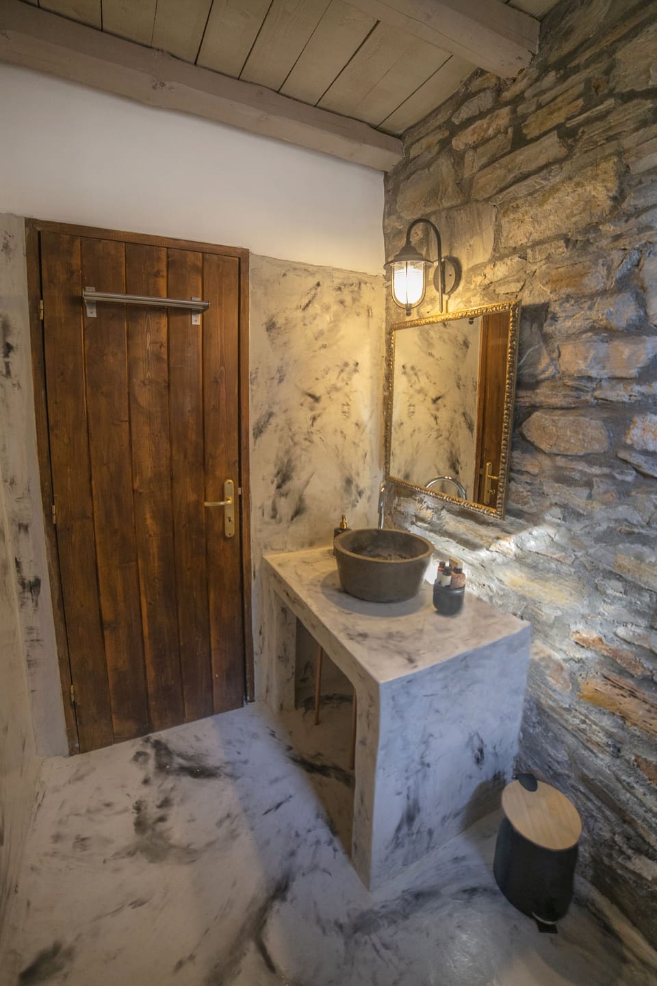 Deluxe Suite | Bathroom | Shower, free toiletries, hair dryer, towels