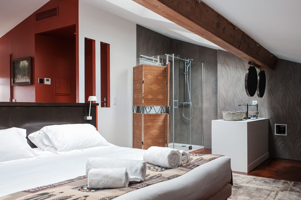 Executive Room (Salmide) | Minibar, individually decorated, individually furnished, desk