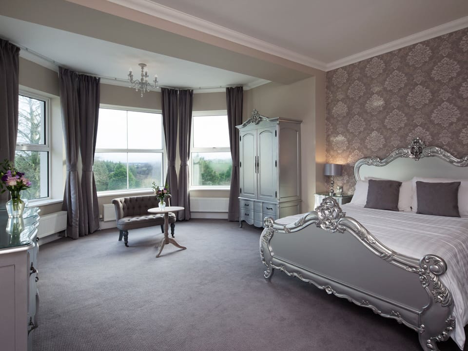 Deluxe Double Room | Desk, iron/ironing board, bed sheets