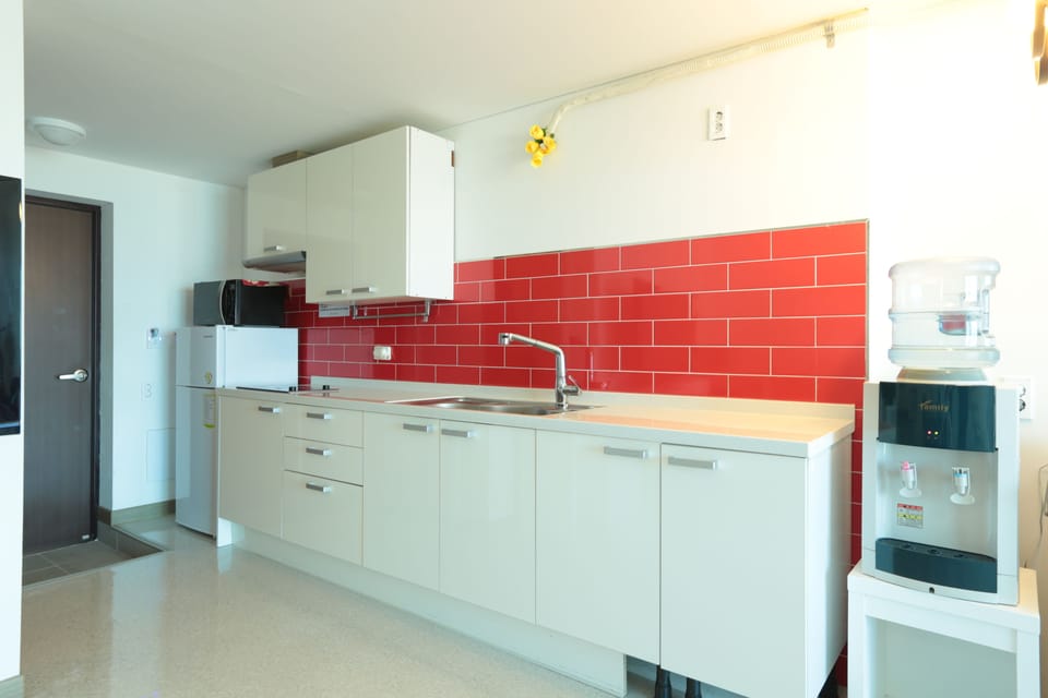 106 | Private kitchenette | Full-size fridge, microwave, stovetop, electric kettle