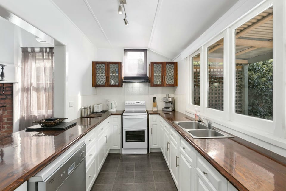 Cottage, 4 Bedrooms | Private kitchen | Fridge, microwave, oven, stovetop