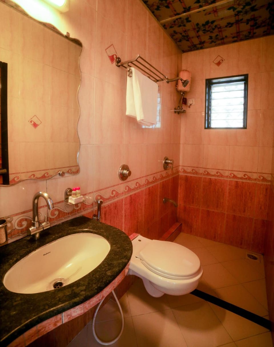Deluxe Room | Bathroom | Shower, rainfall showerhead, designer toiletries, towels