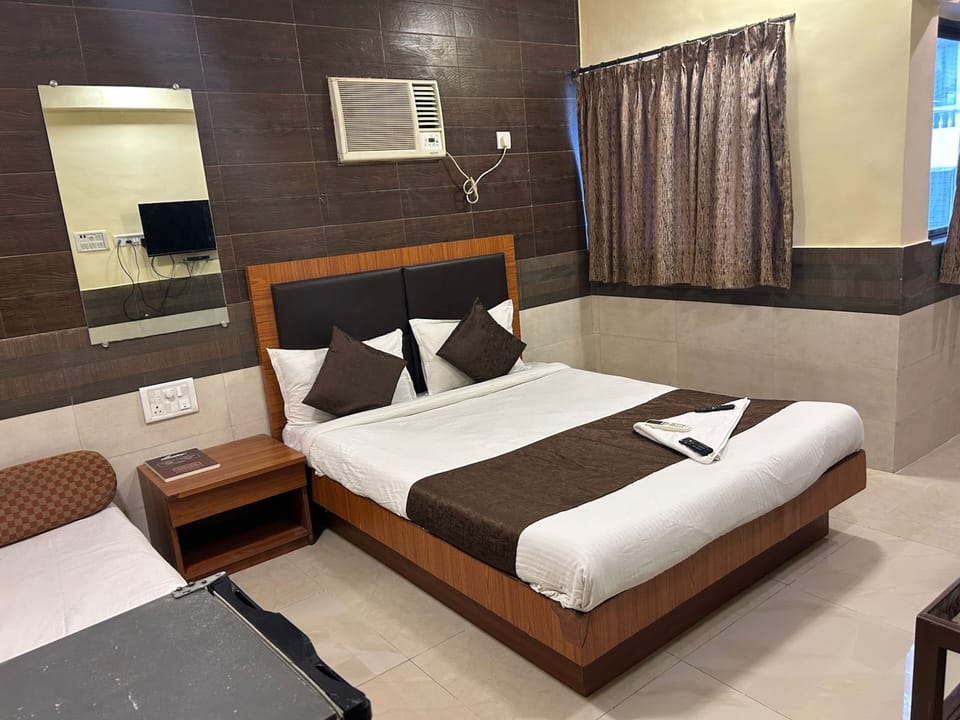 Deluxe Room | Premium bedding, memory foam beds, in-room safe, individually decorated