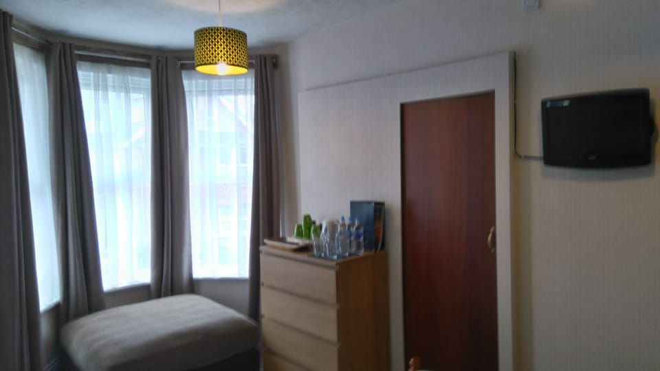 Family room - En suite | Free WiFi, bed sheets