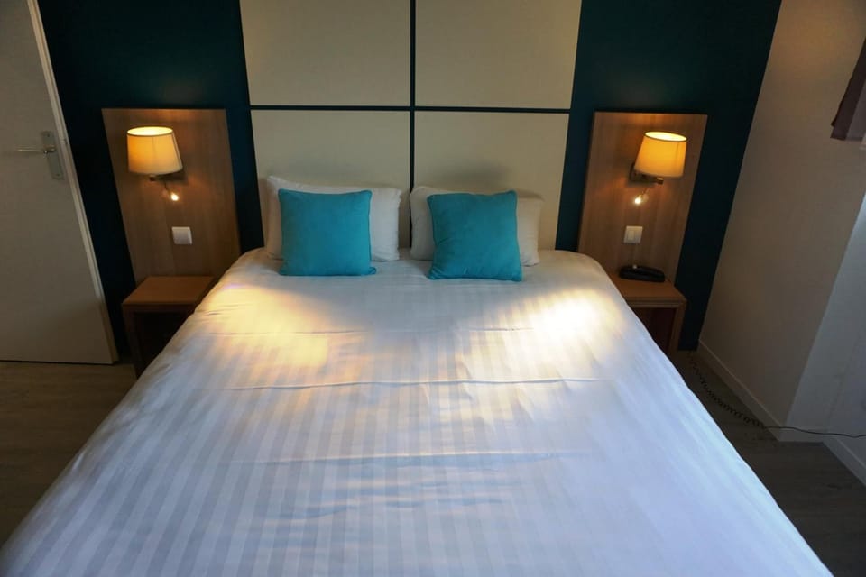 Premium bedding, desk, soundproofing, free cribs/infant beds