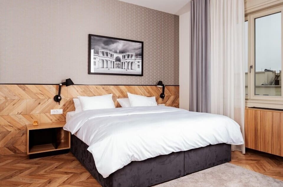 Standard Single Room | Minibar, in-room safe, desk, laptop workspace