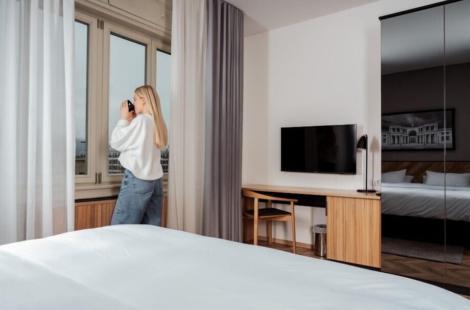 Standard Single Room | Minibar, in-room safe, desk, laptop workspace