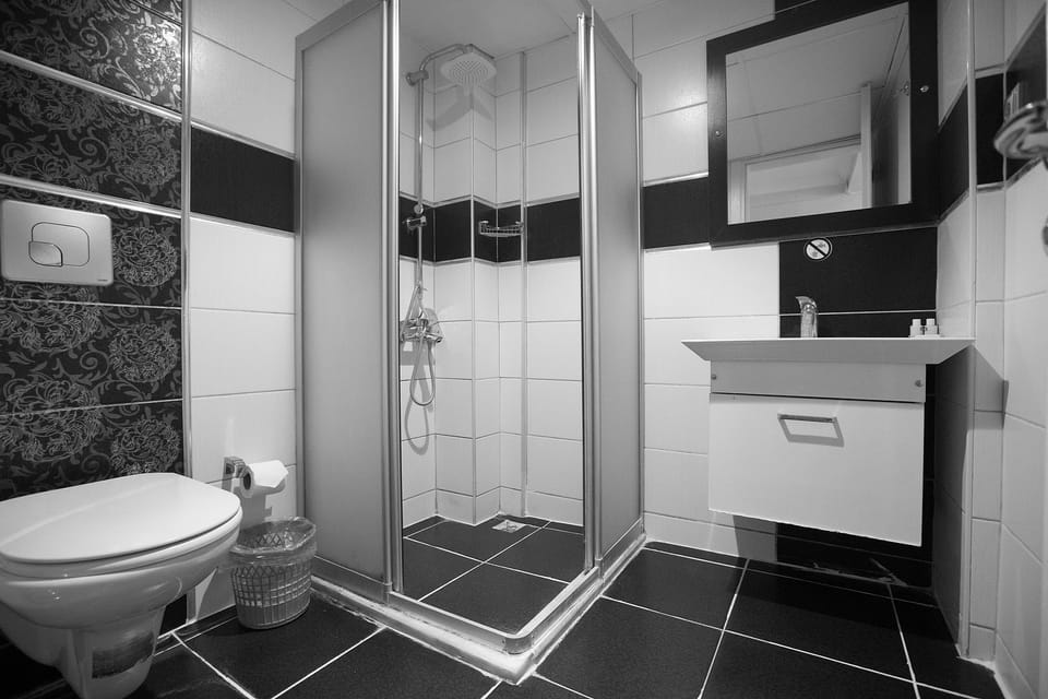 Family Room (5 People) | Bathroom | Shower, free toiletries, hair dryer, towels