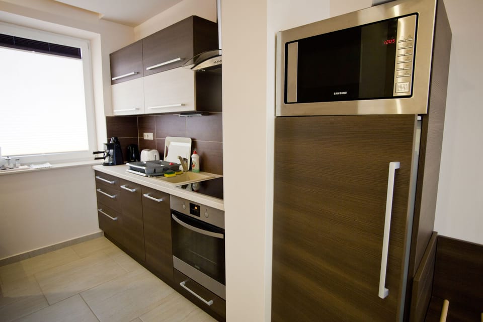 Superior Studio, Balcony | Private kitchen | Fridge, microwave, stovetop, coffee/tea maker