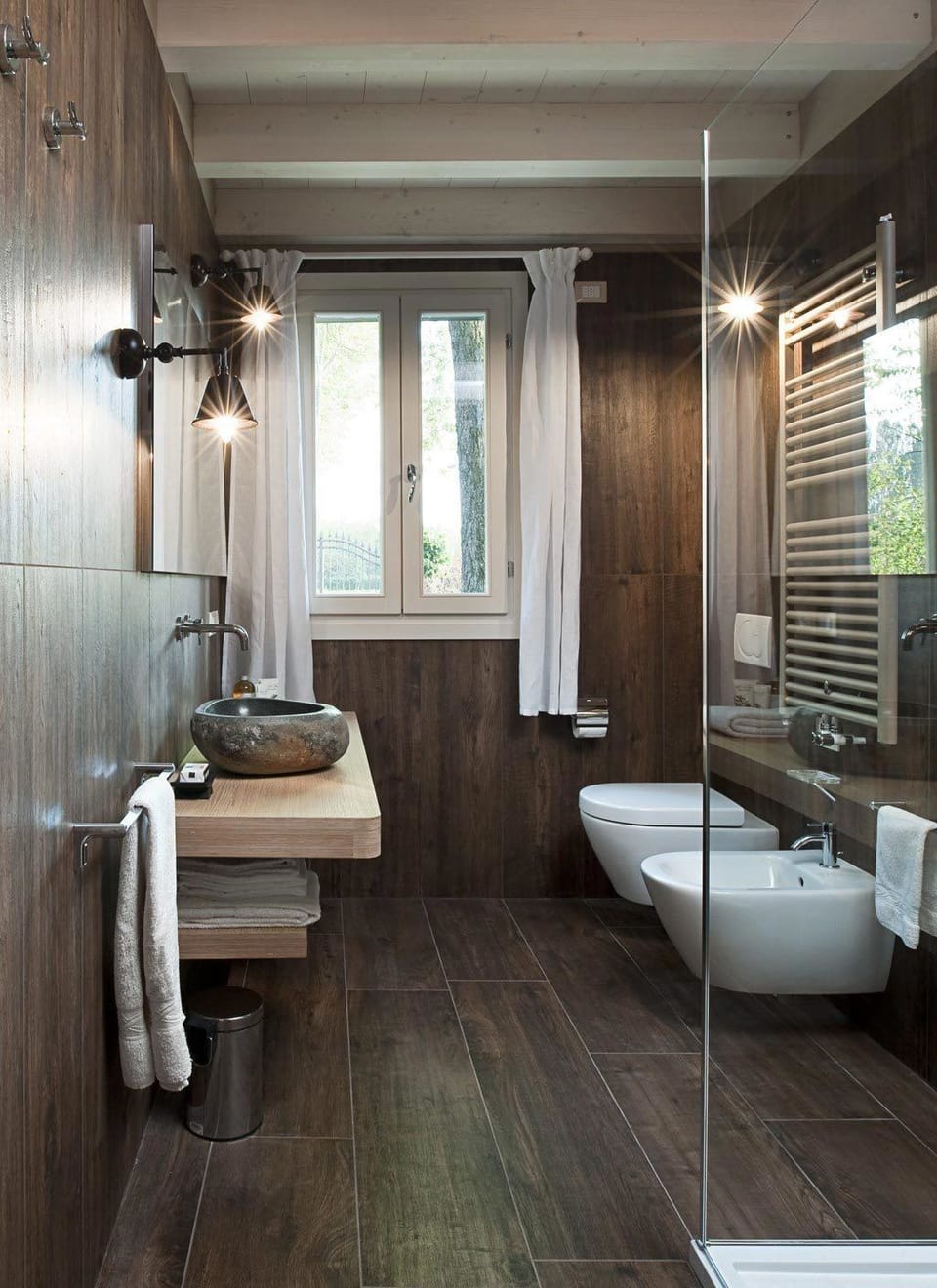 Double Room | Bathroom | Shower, free toiletries, hair dryer, bathrobes